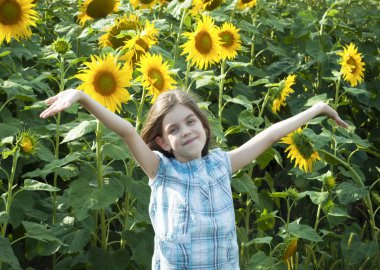 Ayçiçeği ile güzel çocuk