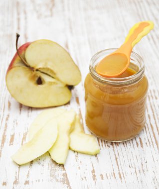 kavanoz içinde elma püresi