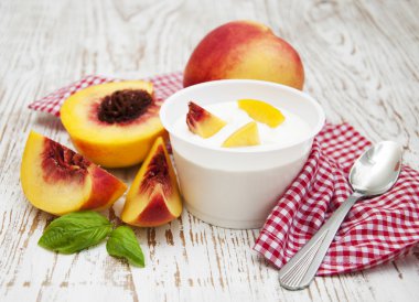 Şeftalilerin yoğurt