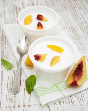 Şeftalilerin yoğurt