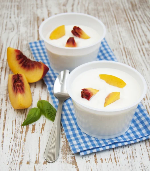 Yougurt with peaches — Stock Photo, Image