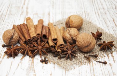Star anis, kabuk tarçın, ceviz ve karanfil