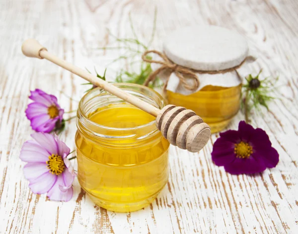 Honey with flowers — Stock Photo, Image