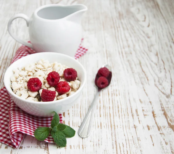 Getreidemüsli mit Himbeeren — Stockfoto