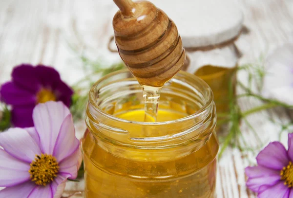 Honig mit Blumen — Stockfoto