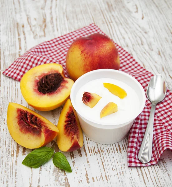 Yougurt с персиками — стоковое фото