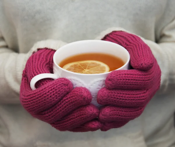 Tazza di tè caldo con limone — Foto Stock