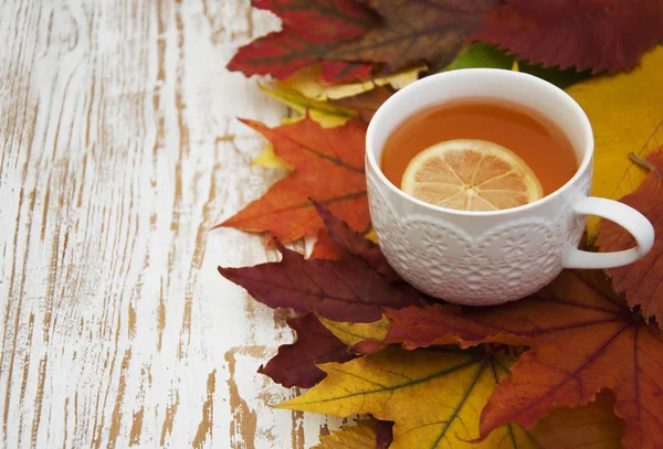 Taza de té caliente con limón —  Fotos de Stock