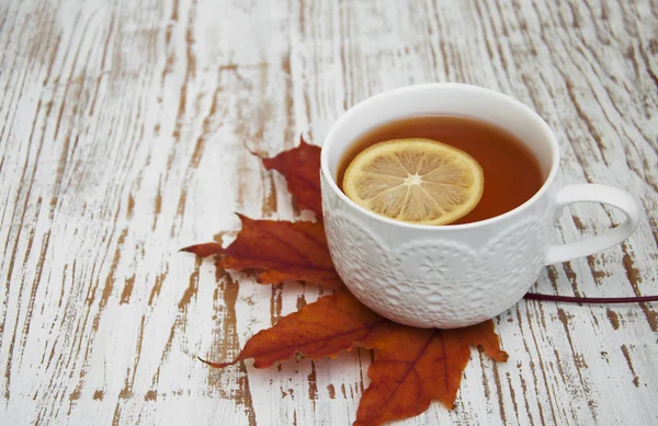 Xícara de chá quente com limão — Fotografia de Stock