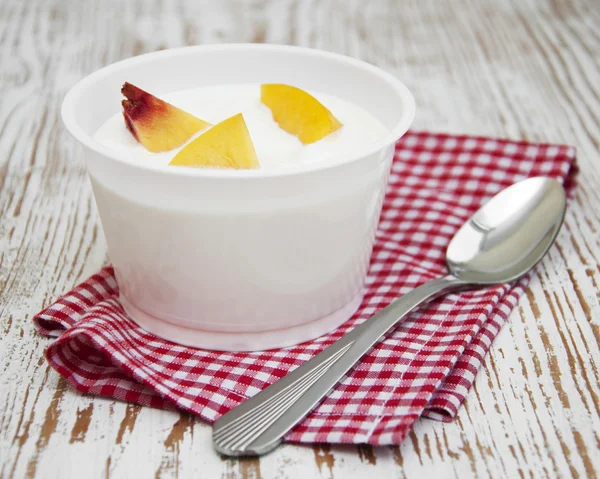 Yougurt con melocotones —  Fotos de Stock