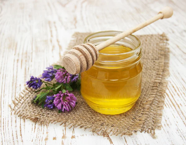 Honey with flowers — Stock Photo, Image