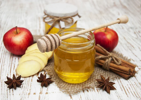Fresh honey with  spices and apples — Stock Photo, Image