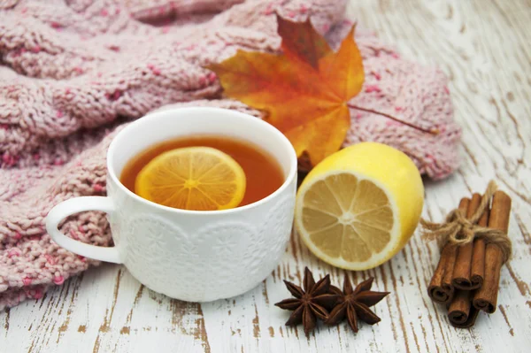 Tasse heißen Tee mit Zitrone und Schal — Stockfoto