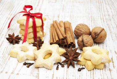 Zencefilli kurabiye, fındık ve baharatlar