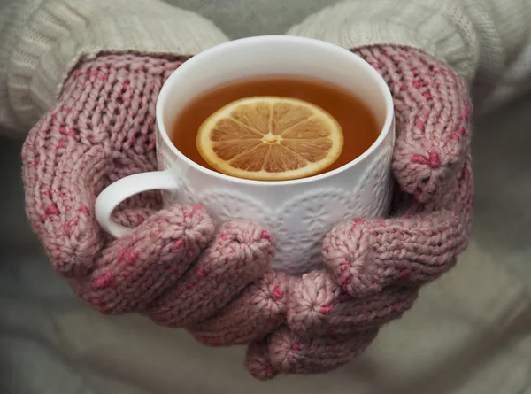 Taza de té caliente con limón —  Fotos de Stock