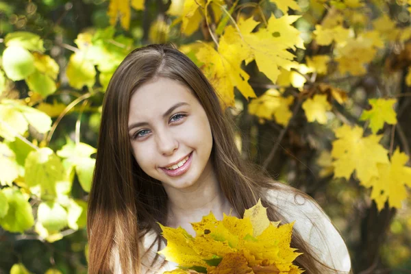 Portrait in autumn park — Stock Photo, Image