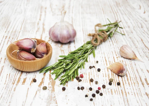 Rosmarin, Pfeffer und Knoblauch — Stockfoto