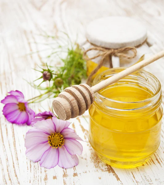 Honey with flowers — Stock Photo, Image