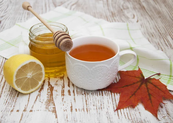 Fresh honey and tea — Stock Photo, Image