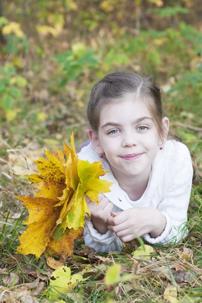 Retrato en el parque de otoño —  Fotos de Stock