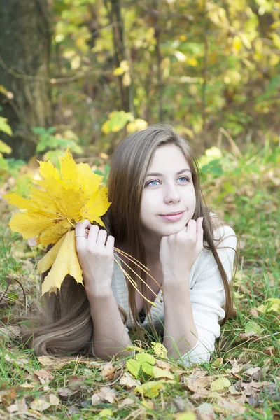 Portrait in autumn park — Stock Photo, Image