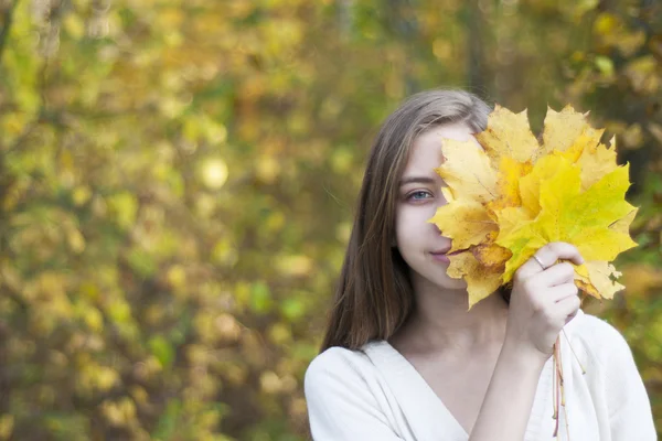 Portrait in autumn park — Stock Photo, Image