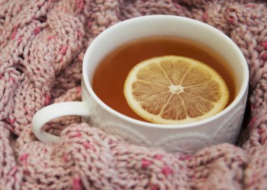 Fincan çay limon ve eşarp