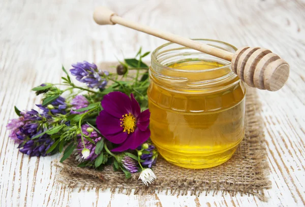 Honey with flowers — Stock Photo, Image