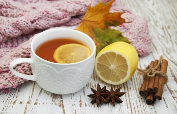 Taza de té caliente con limón y bufanda —  Fotos de Stock