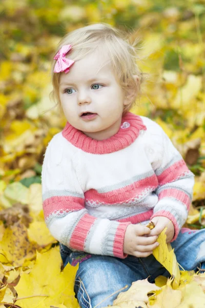 Bambina con foglie autunnali — Foto Stock