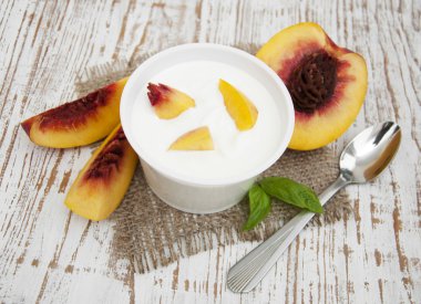 Şeftalilerin yoğurt