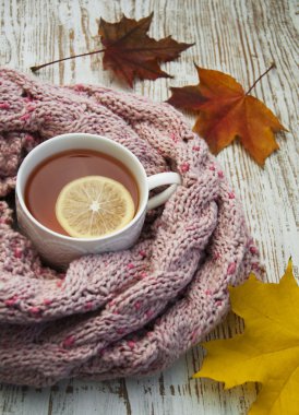 Fincan çay limon ve eşarp