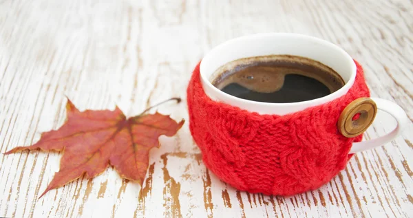 Tazza di caffè lavorata a maglia — Foto Stock