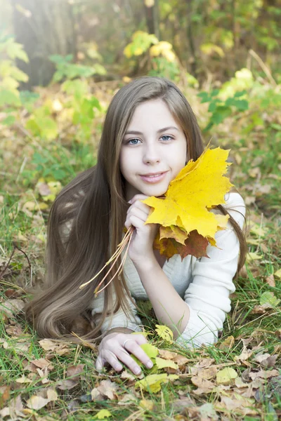 Portrait in autumn park — Stock Photo, Image