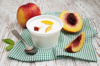 Şeftalilerin yoğurt