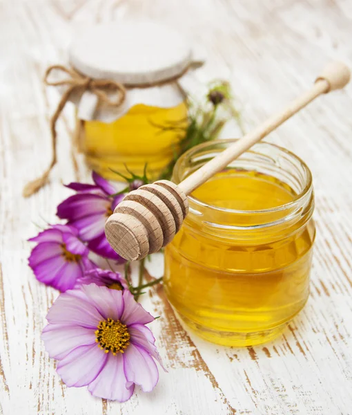 Honey with flowers — Stock Photo, Image