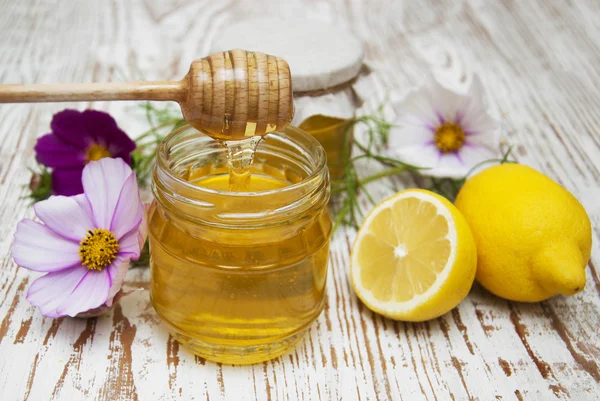 Honey and lemons — Stock Photo, Image