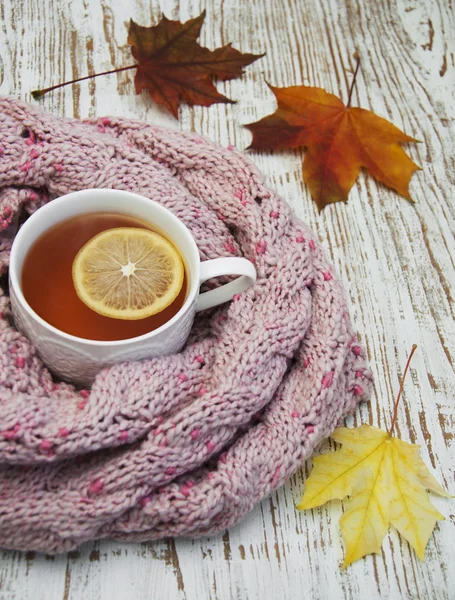 Tasse heißen Tee mit Zitrone und Schal — Stockfoto