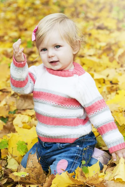 秋の紅葉の女の赤ちゃん — ストック写真