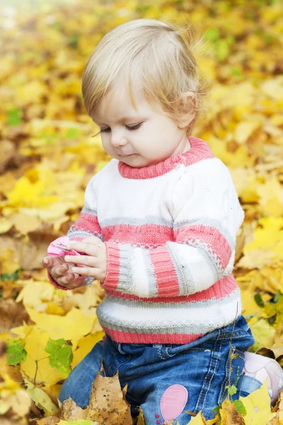 Sonbahar yaprakları ile kız bebek — Stok fotoğraf