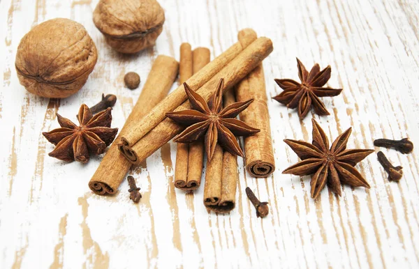 Star anis,  cinnamon stick, walnut and cloves — Stock Photo, Image