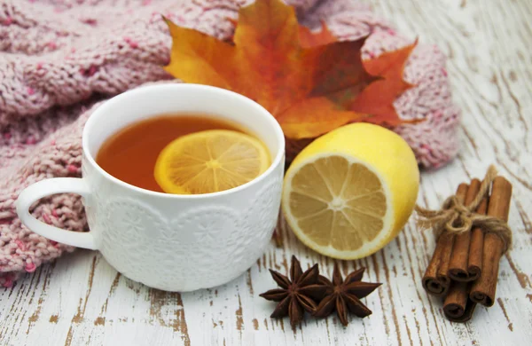 Taza de té caliente con limón y bufanda —  Fotos de Stock