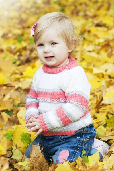 Дитяча дівчинка з осіннім листям — стокове фото