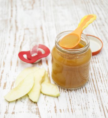 kavanoz içinde elma püresi