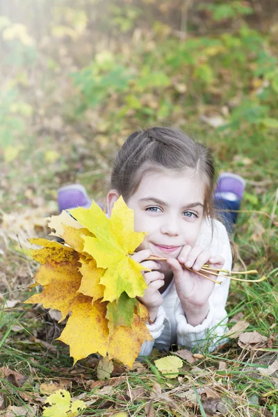 Portrét v podzimním parku — Stock fotografie