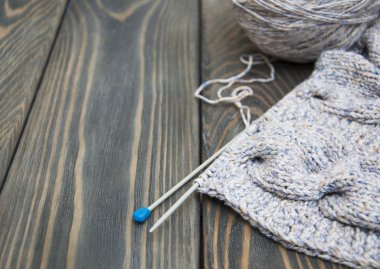 rustik ahşap arka plan üzerinde örgü