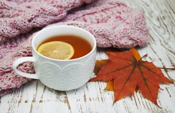 Tasse heißen Tee mit Zitrone und Schal — Stockfoto