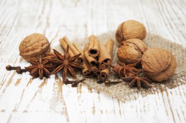 Star anis, kabuk tarçın, ceviz ve karanfil