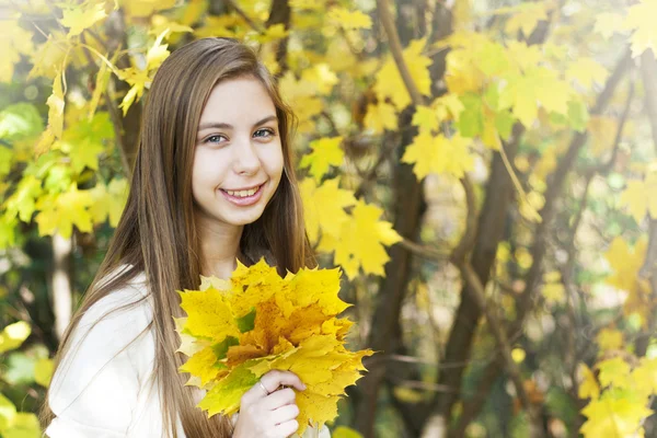 Retrato en el parque de otoño —  Fotos de Stock