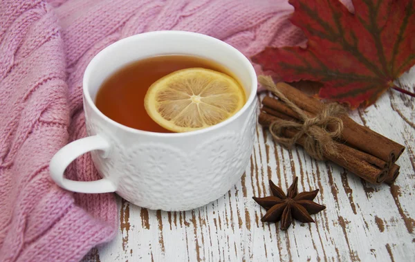 Tasse heißen Tee mit Zitrone und Schal — Stockfoto